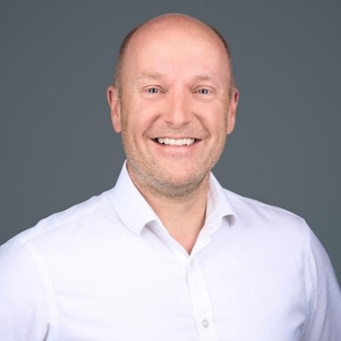 Jonathan Brewer, Kurucu Ortak